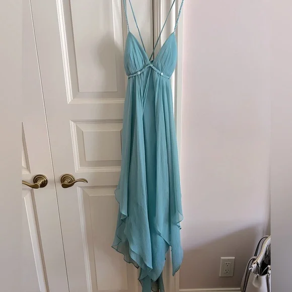 green emerald velvet dress Amazon.com: BCBGMAXAZRIA Women's Flowy Lace Cocktail Dress, Black, 2 :  Clothing, Shoes & Jewelry